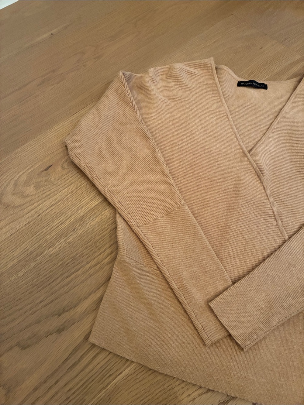 Banana Republic Women’s V-Neck Bat Wing Sweater. XS. Camel.